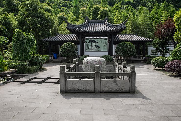 granit z Chin w chińskim ogrodzie