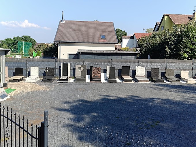 plac wystawowy firmy kamieniarskiej LuxStone Granity koło cmentarza na Jędrzchowie w Zielonej Górze