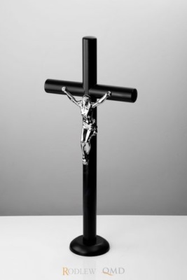czarny krzyż stojący z pasyjką 432