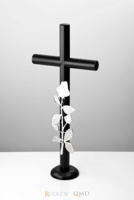 czarny krzyż stojący z różą 430