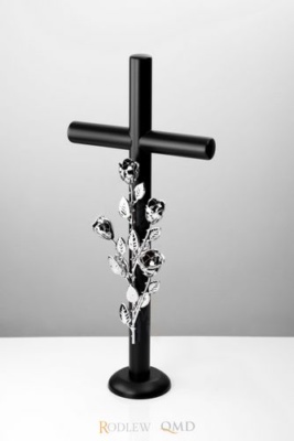 czarny krzyż stojący ze srebrną różą 436