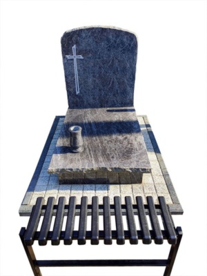 nagrobek urnowy z niebieskiego granitu z kostką polbrukową i ławką na cmentarz