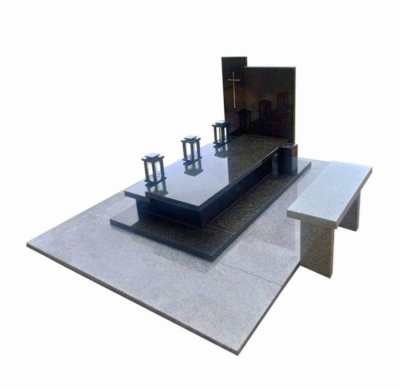 nagrobek z granitu blue night z lampionami i ławką