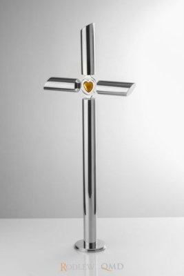 stalowy krzyż stojący z kryształem KS17