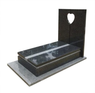 pomnik pojedynczy z granitów impala i strzelin z sercem