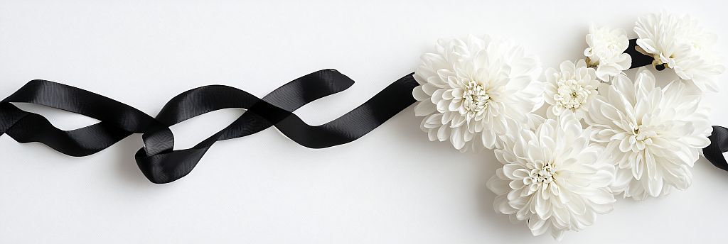 napisy na szarfach pogrzebowych to wyraz szacunku i smutku